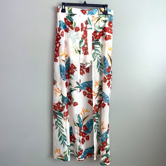 NWOT Guess Uri Tropical Floral Walk-through Shorts & Train Size Small - Picture 1 of 8
